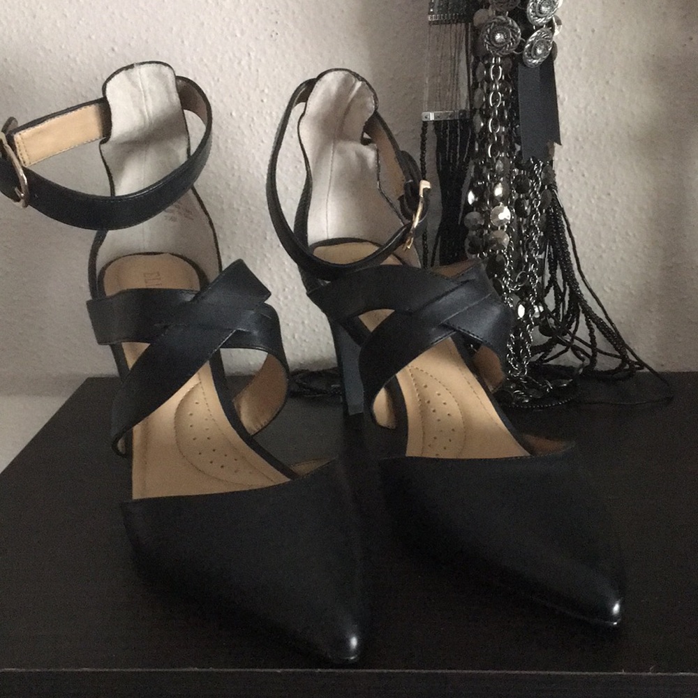 Ellen Tracy Black Leather ankle strap pumps 7 1/2